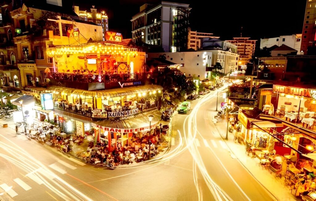 Phố đi bộ Huế về đêm lung linh gần nhà hàng Pizz.Á - địa điểm ăn uống và thưởng thức pizza ngon tại Huế