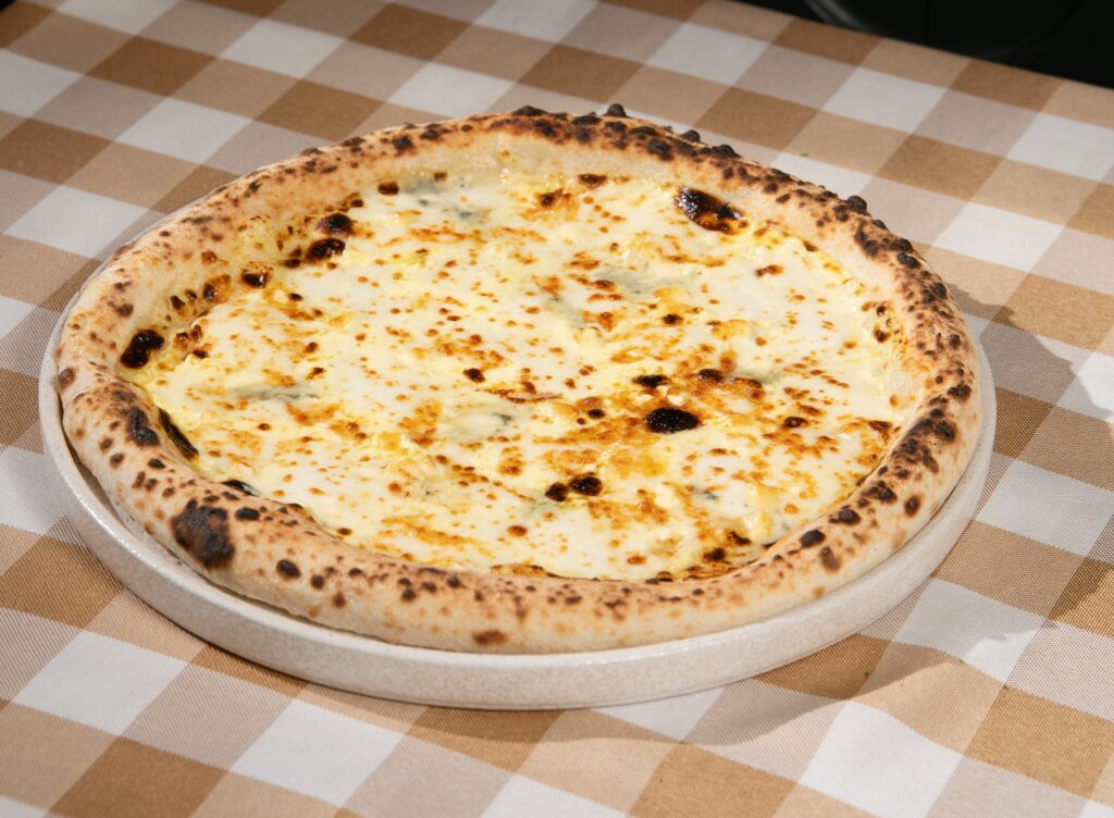 Pizza 4 loại phô mai béo ngậy tại nhà hàng Pizz.Á Huế