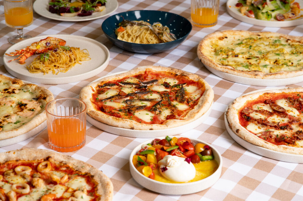 Bàn tiệc pizza hấp dẫn với nhiều loại pizza tại Pizz.Á Huế