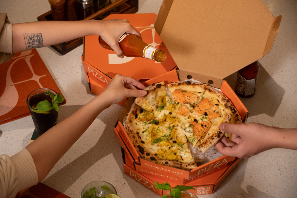 Bảo quản pizza bằng hộp giấy và giấy thấm dầu để giữ đế pizza bớt ẩm