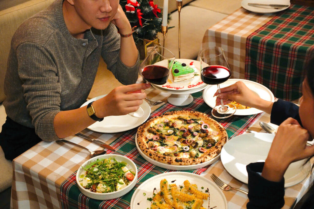 Bữa tiệc noel cùng với rượu vang ấm áp