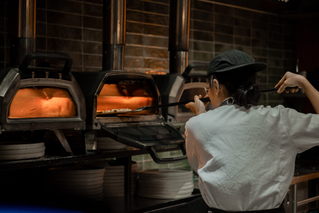 Hâm nóng pizza bằng lò nướng giúp pizza giòn rụm như mới nướng