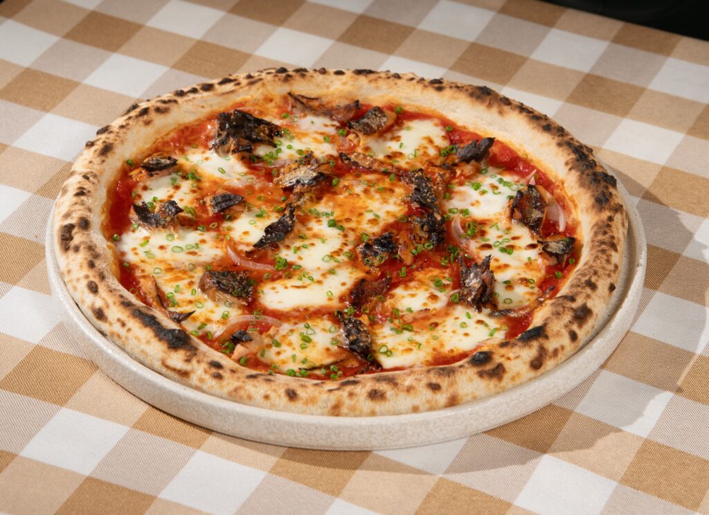 Pizza cá nục đậm vị miền Trung tại nhà hàng Pizz.Á Huế