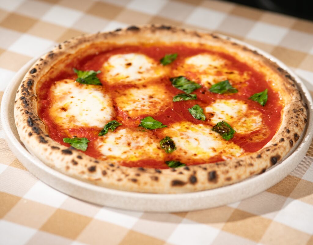 Pizza Margherita béo ngậy thơm ngon tại nhà hàng Pizz.Á Huế