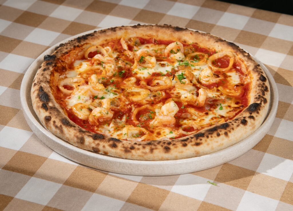 Pizza hải sản cay đậm đà tại nhà hàng Pizz.Á Huế