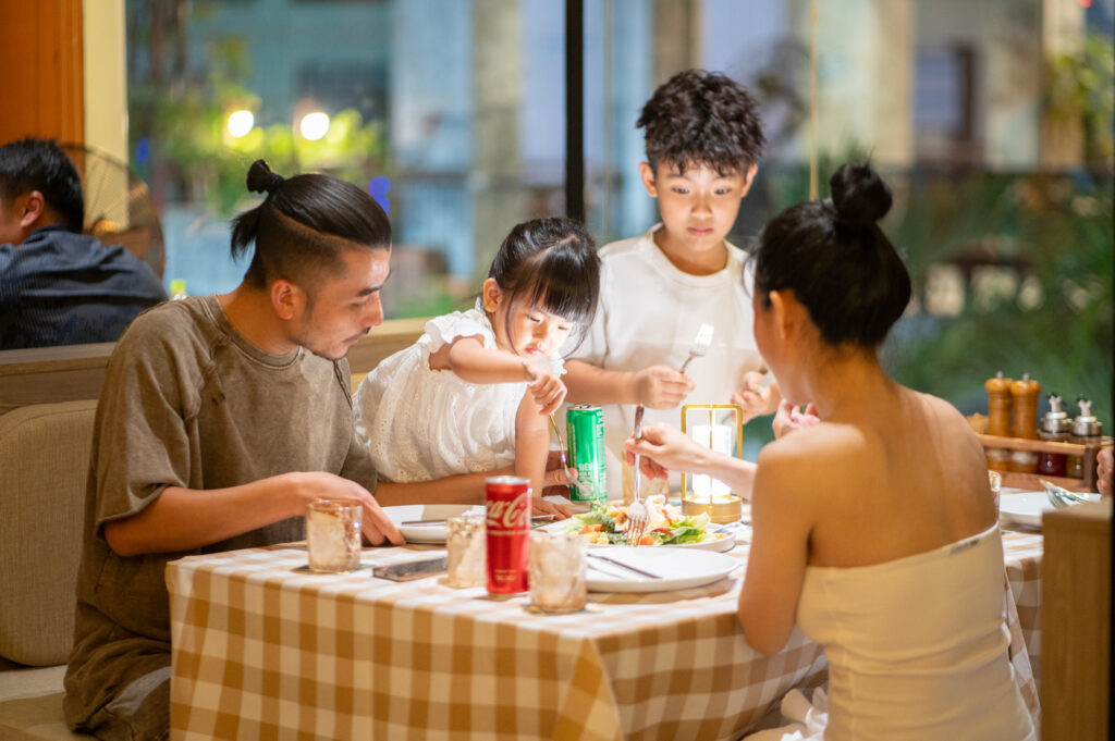 Bàn tiệc pizza hấp dẫn dành cho gia đình và bạn bè quây quần bên nhau