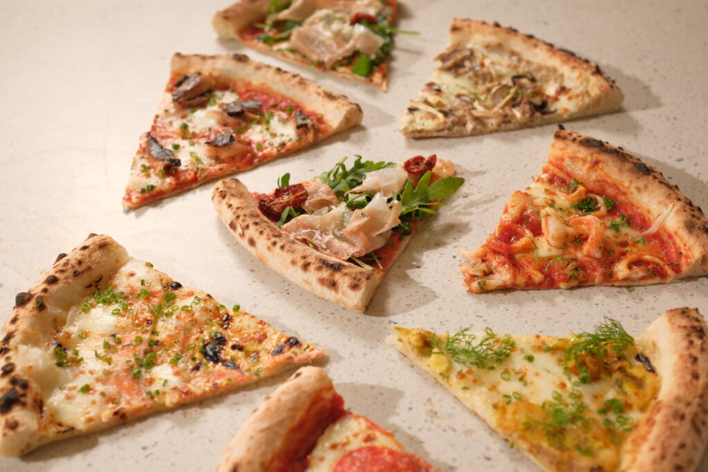 Bàn tiệc pizza ngập tràn với nhiều loại pizza thơm ngon hấp dẫn