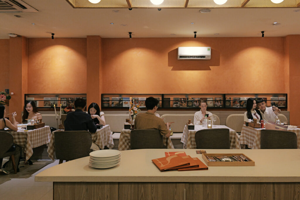 Các cặp đôi đang hẹn hò lãng mạn trong không gian ấm cúng của nhà hàng Pizz.Á