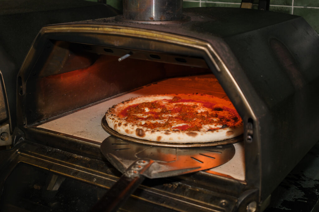 Bolognese Pizza Pizz.Á nướng trong lò với sốt thịt đậm đà dễ hợp khẩu vị và cuốn vị giác