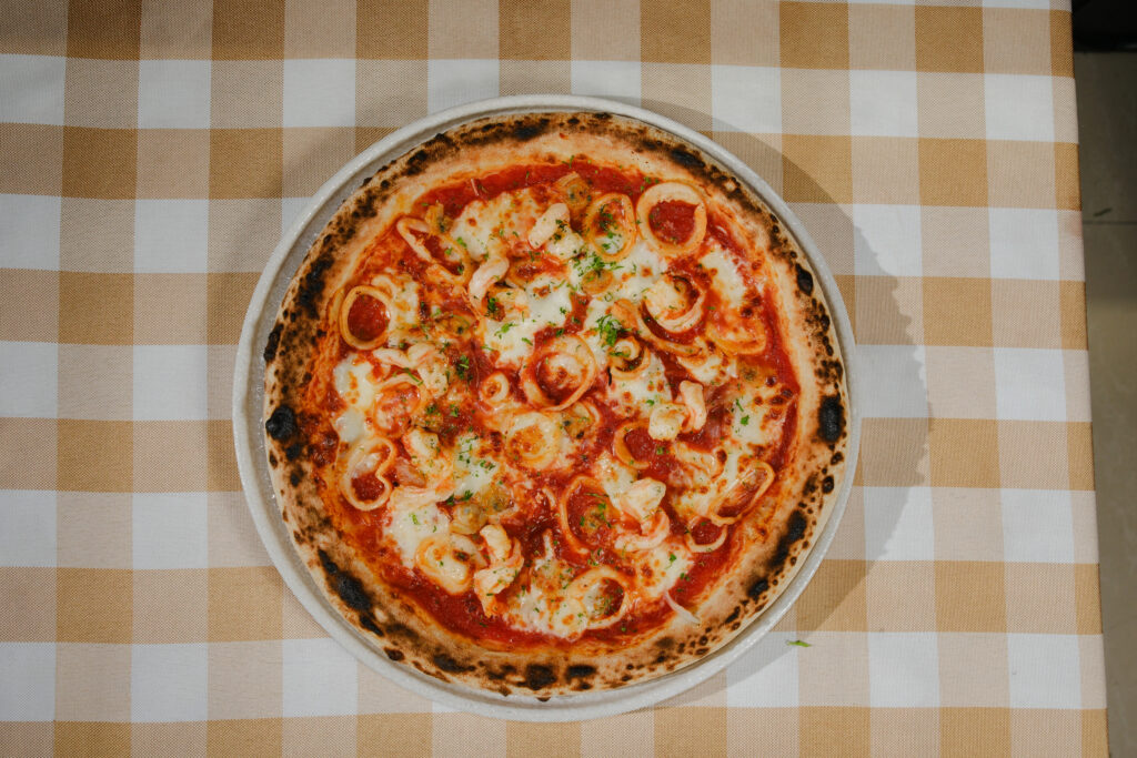 Spicy Seafood Pizza Pizz.Á nướng trong lò với hải sản tươi cay nhẹ hấp dẫn