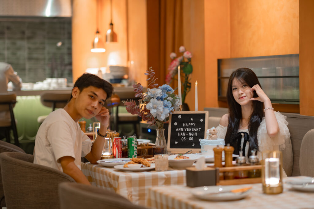 Cặp đôi tạo dáng dễ thương tại nhà hàng Pizz.Á trong kế hoạch tổ chức buổi hẹn hò lãng mạn đáng nhớ