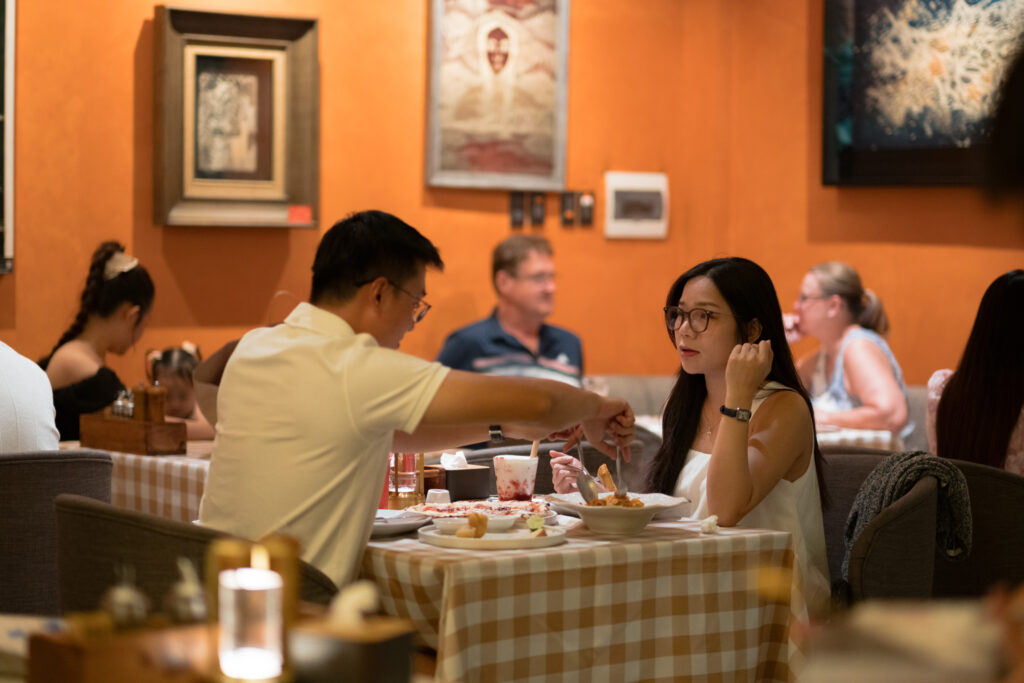 Không gian hẹn hò lãng mạn tại nhà hàng Pizz.Á Huế, phù hợp cho các cặp đôi