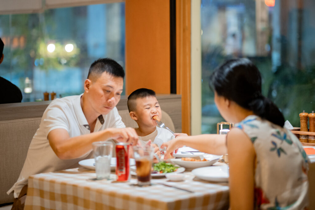 Người Huế quây quần bên bưa ăn ấm cúng