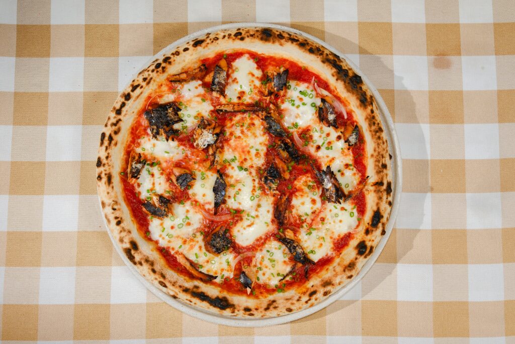 Pizza Cá Nục tại Pizz.Á gợi hương vị cá kho đậm đà miền Trung