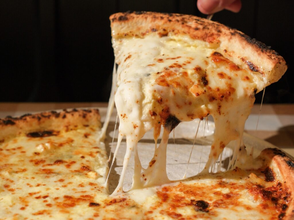 Pizza phô mai Pizz.Á nướng trong lò với lớp phô mai kéo sợi béo ngậy khiến các bé nhỏ mê đắm