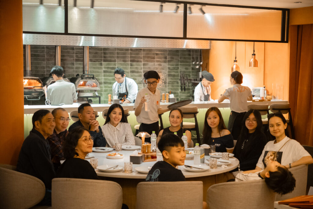Gia đình sum họp dịp Tết tại nhà hàng Pizz.Á