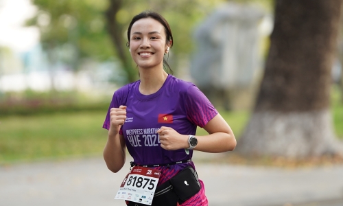 Runner tham gia VnExpress Marathon Huế 2026 trên cung đường ven sông Hương